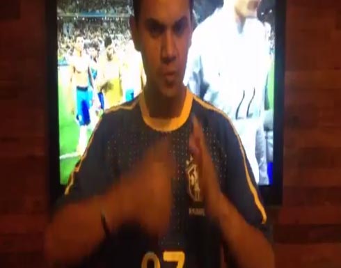 بالفيديو: كيف تمكن برازيلي لا يرى ولا يسمع من متابعة كاس العالم بالفيديو: كيف تمكن برازيلي لا يرى ولا يسمع من متابعة كاس العالم