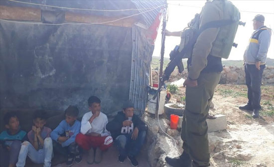 الجيش الإسرائيلي يوقف 5 أطفال فلسطينيين جنوب الضفة الجيش الإسرائيلي يوقف 5 أطفال فلسطينيين جنوب الضفة