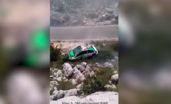 بالفيديو: سائق سباق يتحدى الموت ويطير بسيارته في الهواء بالفيديو: سائق سباق يتحدى الموت ويطير بسيارته في الهواء