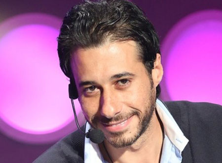 أحمد السعدني في صورة طريفة مع أبنائه.. شاهد