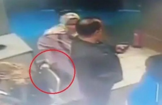 فيديو: كاميرات المراقبة ترصد لحظة سرقة حقيبة فتاة