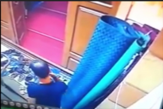 شاهد..  لص يسرق أحذية المصلين أثناء أدائهم صلاة الفجر