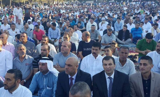 الالاف يؤدون صلاة العيد في ساحة المدينة الرياضية الالاف يؤدون صلاة العيد في ساحة المدينة الرياضية