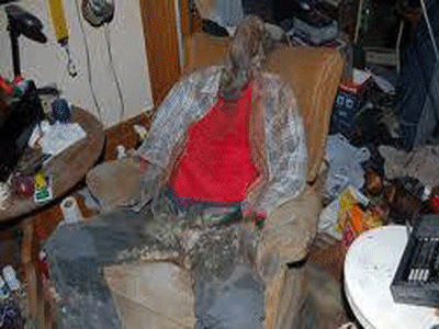 جثة امام التلفاز لمدة اربع سنوات