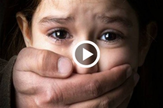 معلمة تفعل شيئا غريبا في احدى طالباتها! معلمة تفعل شيئا غريبا في احدى طالباتها!
