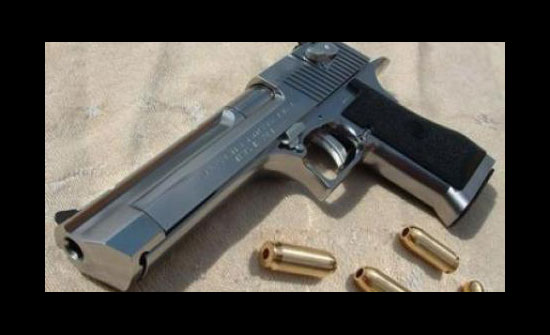 القبض على شخصين بحوزتهما مسدسين في عمان القبض على شخصين بحوزتهما مسدسين في عمان