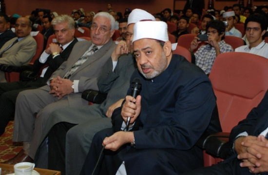 قانون يمنع شيوخ الأزهر من الفتوى.. والسجن والغرامة للمخالف