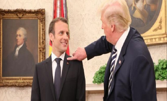 شاهد.. ترمب ينفض “قشرة الرأس” عن سترة الرئيس الفرنسي ماكرون شاهد.. ترمب ينفض “قشرة الرأس” عن سترة الرئيس الفرنسي ماكرون
