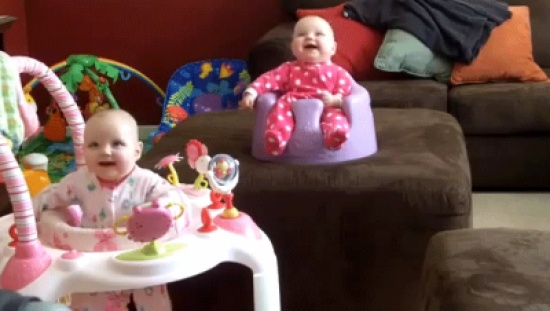 ضحكة التوأم في ذات الوقت