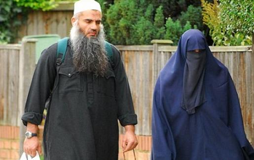 شتائم وصراخ أمام منزل الأردني " أبو قتادة " في لندن والعائلة تطالب بنقلها الى أي بلد غير الأردن شتائم وصراخ أمام منزل الأردني " أبو قتادة " في لندن والعائلة تطالب بنقلها الى أي بلد غير الأردن