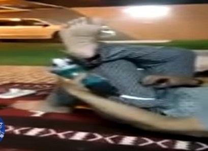 بالفيديو.. شاب يستخدم صاروخ لإزالة الجلد الميت في قدمه