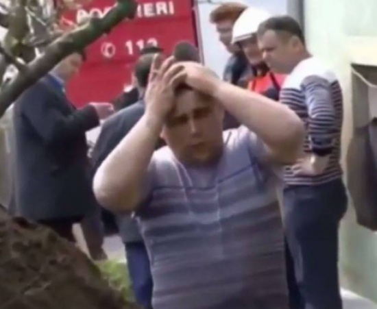 فيديو مؤثر - سقط طفل في حفرة عميقة.. شاهدوا كيف تم انقاذه!