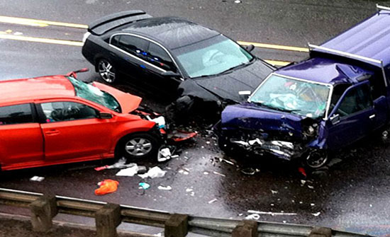 5 إصابات اثر تصادم 3 مركبات في عمان