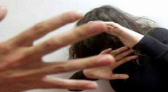 12 رجلاً يغتصبون هندية أمام زوجها 12 رجلاً يغتصبون هندية أمام زوجها