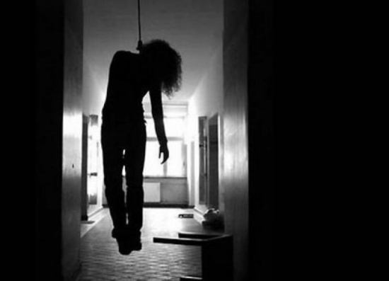 صور| فتاة تشنق نفسها بسبب شجار مع أخيها! صور| فتاة تشنق نفسها بسبب شجار مع أخيها!