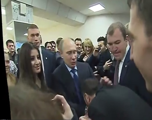 بالفيديو .. رئيس اتحاد الطلبة السوريين يقبل يد بوتين