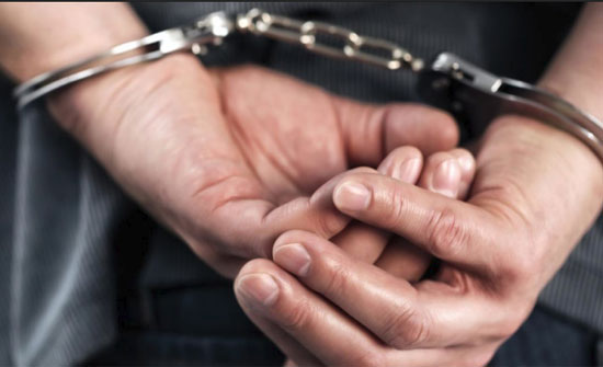 القبض على ثلاثة محتالين يوهمون ضحاياهم بأنهم (فاعلو خير) القبض على ثلاثة محتالين يوهمون ضحاياهم بأنهم (فاعلو خير)