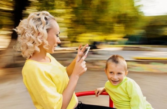 دراسة: هل تشعر بالذنب عند استخدام الهاتف المحمول بوجود الأطفال؟