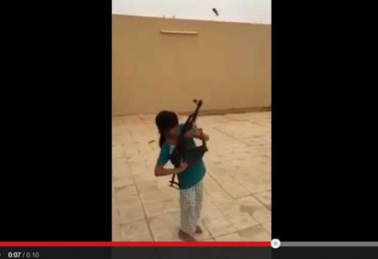 طفلة وكلاشنكوف