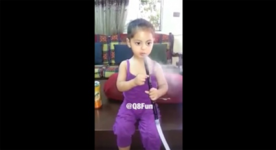 بالفيديو: طفلة في الثالثة تدخن النرجيلة.. ووالدتها تصورها