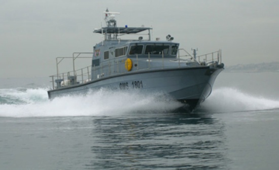 ضبط زورق بحري تجاوز المياه الاقليمية