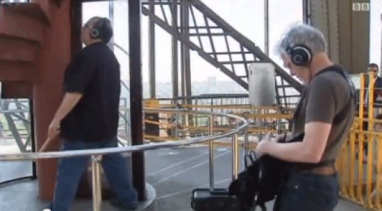 عازف أمريكي يحول برج إيفل إلى آلة موسيقية