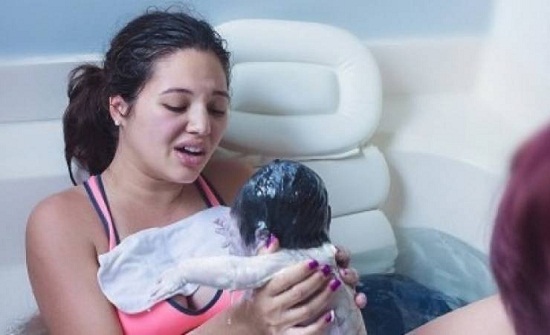 مأساة محزنة لرضيعة بسبب الولادة في حمامات السباحة! مأساة محزنة لرضيعة بسبب الولادة في حمامات السباحة!