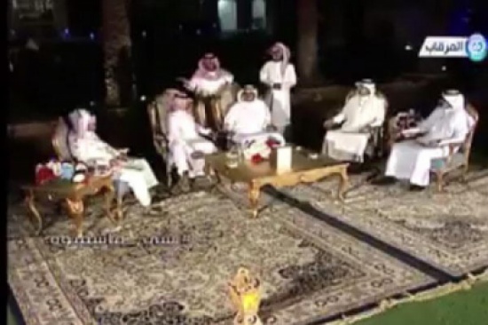 شاهد: شاعر يقتحم استوديو قناة تلفزيونية على الهواء مباشرة لاستضافته بالقوة