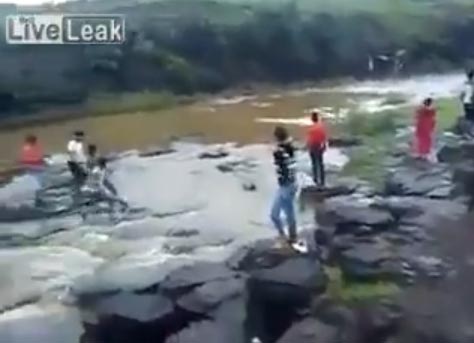 سيل عارم يجرف 5 أشخاص