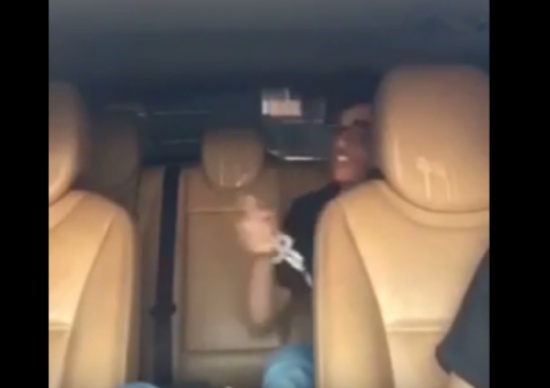 فيديو| بعد ان رشوا العطر داخل سيارة مغلقة شاهد ما حصل لهم!