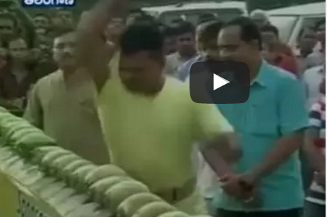 شاهد.. رجل يكسر جوز الهند بكوعه