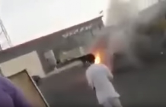 فيديو| مصري يسحب سيارة مشتعلة من محطة وقود بالسعودية!