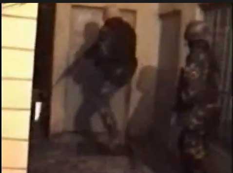 بالفيديو: قوات المالكي تقتحم منازل اهل السنة لنشر الرعب وترهيب الناس بالفيديو: قوات المالكي تقتحم منازل اهل السنة لنشر الرعب وترهيب الناس