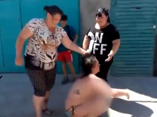 «صور» هكذا انتقمت زوجة من عشيقة زوجها بعدما ضبطتها في أحضانه!