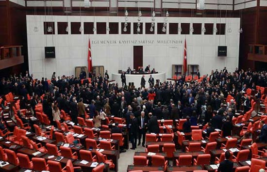 البرلمان التركي يوافق على تمديد تفويض نشر قوات تركية في العراق وسوريا لمدة عام البرلمان التركي يوافق على تمديد تفويض نشر قوات تركية في العراق وسوريا لمدة عام