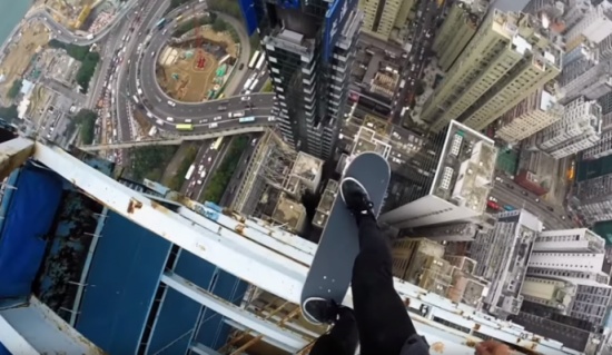 فيديو - متهور يقف على لوح تزلج من قمة ناطحة سحاب