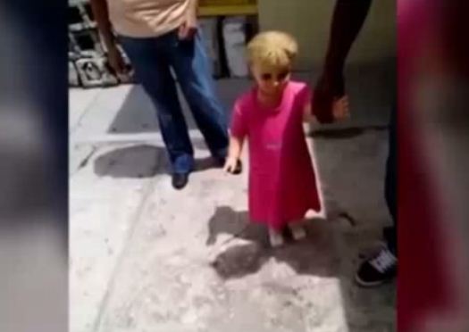 شاهد..  دمية تمشي عند الإمساك بيدها تثير الرعب على الإنترنت