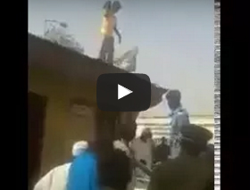 بالفيديو.. شاب يحاول الانتحار ويتسبب في سقوط رجل أمن بالفيديو.. شاب يحاول الانتحار ويتسبب في سقوط رجل أمن