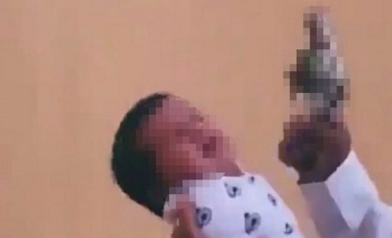 السعودية.. بشكل صادم : شخص يضع مسدسا في فم رضيع (فيديو) السعودية.. بشكل صادم : شخص يضع مسدسا في فم رضيع (فيديو)