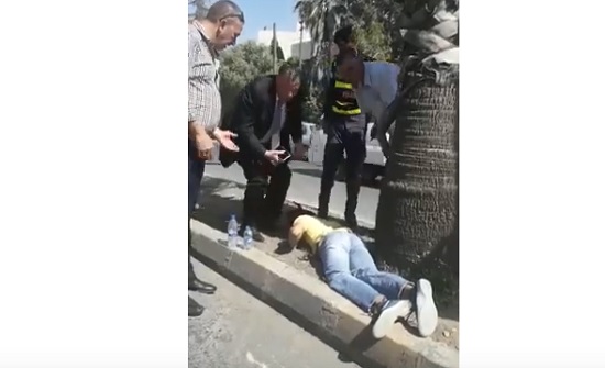 بالفيديو : وزير الصحة يسعف شاب تعرض لحادث سير بالفيديو : وزير الصحة يسعف شاب تعرض لحادث سير