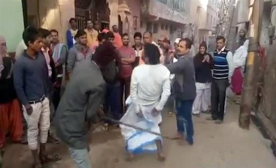 قرويون يضربون كاهنا يستغل النساء جنسيا بالعصى (صور) قرويون يضربون كاهنا يستغل النساء جنسيا بالعصى (صور)