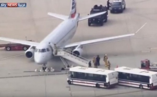 شاهد: إخلاء طائرة أمريكية في المطار بعد إنذار بوجود قنبلة