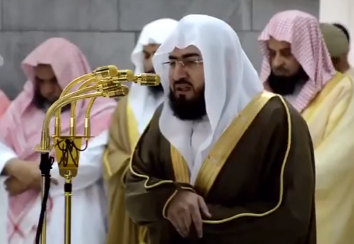 شاهد.. تأثر إمام الحرم في صلاة التراويح