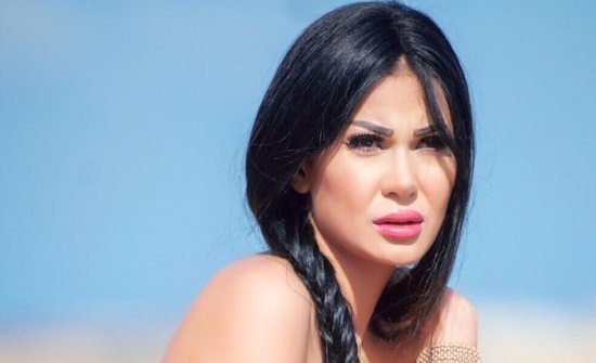 بالجينز الضيق .. منى ممدوح تبرز انوثتها من شرفة منزلها بالجينز الضيق .. منى ممدوح تبرز انوثتها من شرفة منزلها