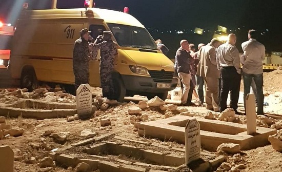 دفن الطفل النعيمات في مقبرة الهاشمية بمساعدة رجال الدفاع المدني دفن الطفل النعيمات في مقبرة الهاشمية بمساعدة رجال الدفاع المدني