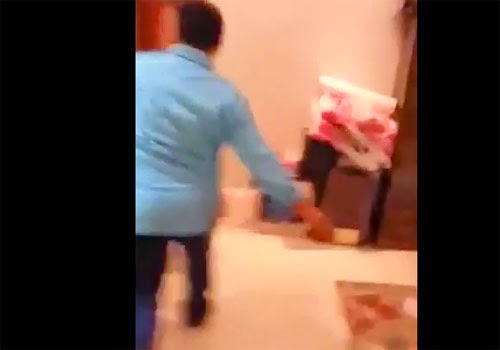 عامل يدخل شقة عائلة ليقابل حبيبته والعائلة تقبض عليه‬