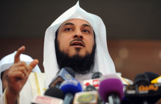 لماذا أرسل العريفي أطفاله لبيع التمور أمام المسجد؟ (شاهد) لماذا أرسل العريفي أطفاله لبيع التمور أمام المسجد؟ (شاهد)