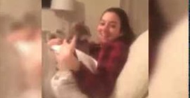 بالفيديو.. شاهد كيف عاقب قط صاحبته على غنائها السيئ بالفيديو.. شاهد كيف عاقب قط صاحبته على غنائها السيئ