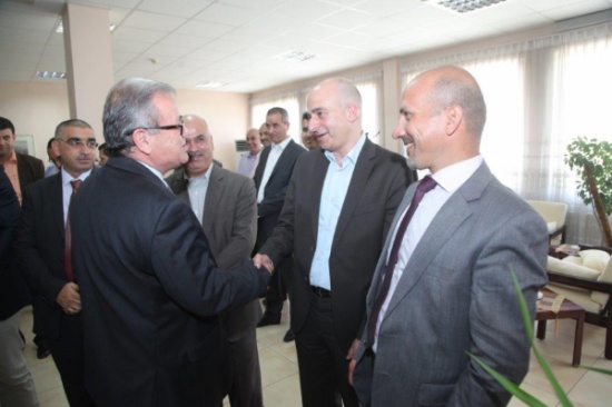 رئيس جامعة البترا يتبادل التهاني مع أسرة الجامعة بمناسبة عيد الأضحى رئيس جامعة البترا يتبادل التهاني مع أسرة الجامعة بمناسبة عيد الأضحى