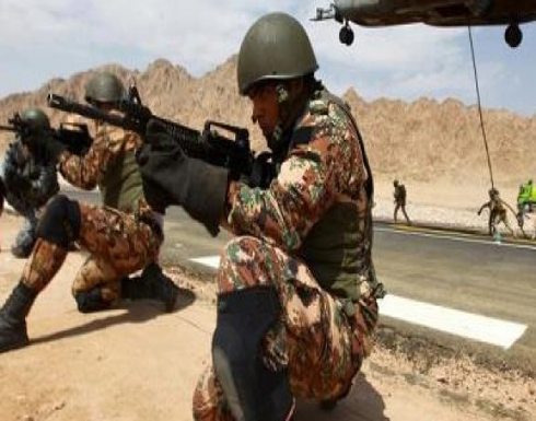 اصابة 7 واعتقال 3 سوريين بعد اشتباك مسلح مع الجيش الأردني على الحدود اصابة 7 واعتقال 3 سوريين بعد اشتباك مسلح مع الجيش الأردني على الحدود